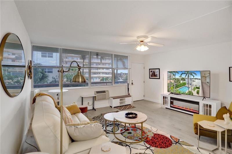 101 North Birch Road, Unit 303 Fort Lauderdale, FL 33304 - Photo 6 of 29 a living room with furniture a rug and white walls