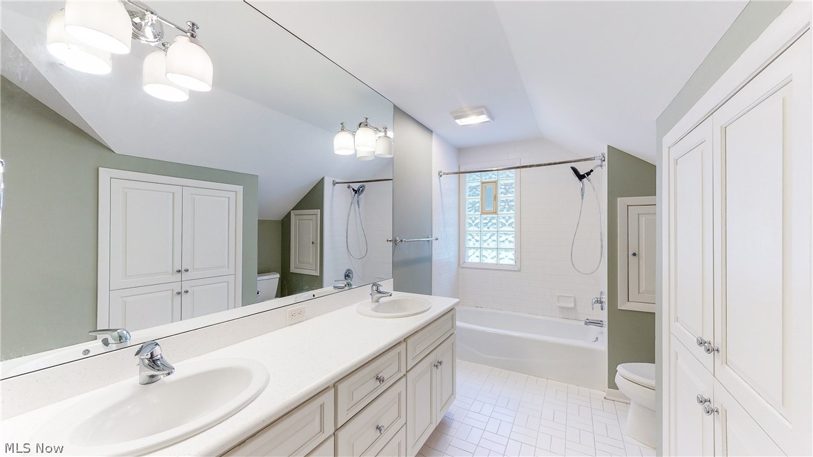 29550 Bolingbrook Road Pepper Pike, OH 44124 - Photo 15 of 24 2nd floor full bath in hallway