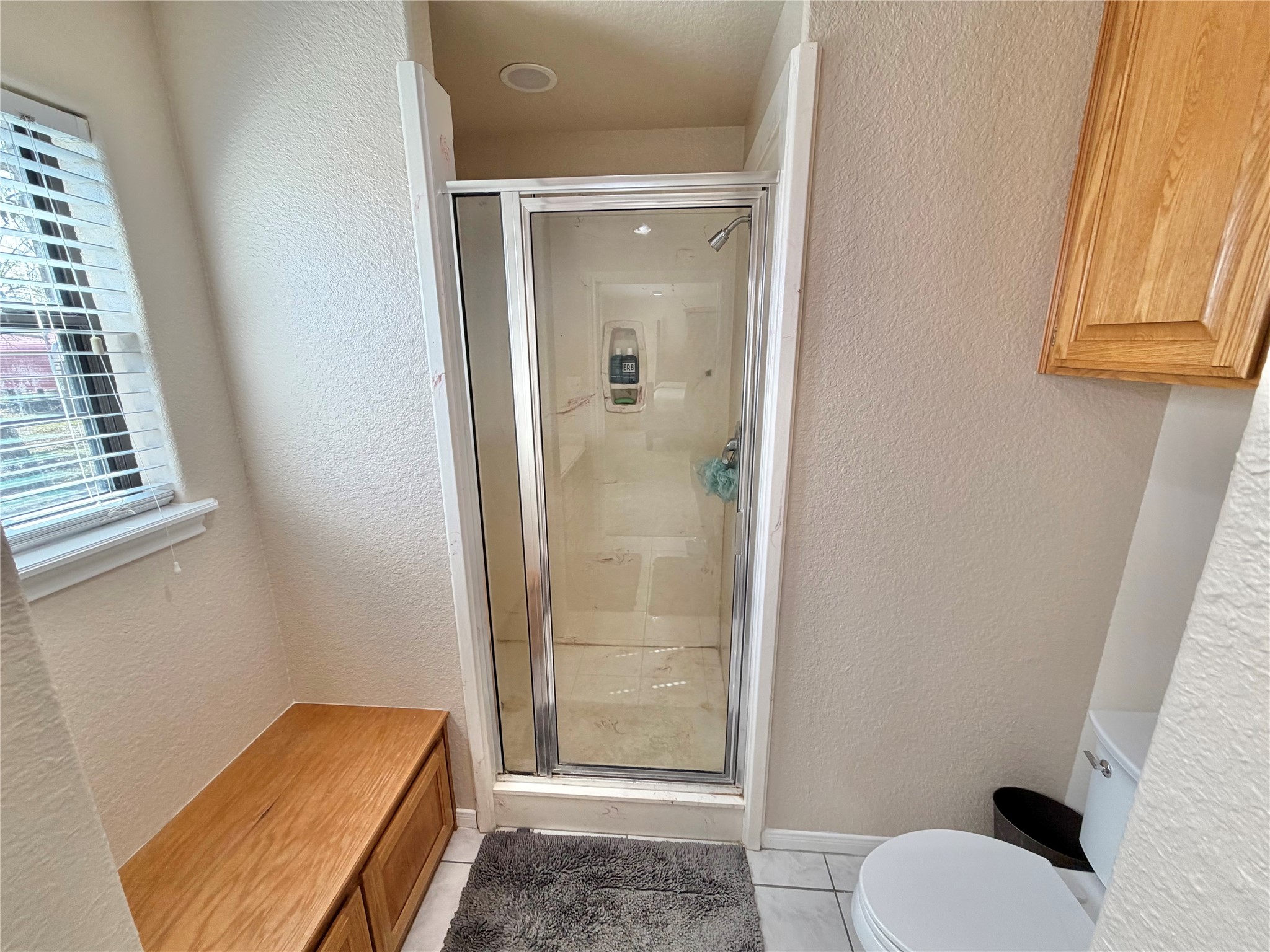 15903 County Road 621 Angleton, TX 77515 - Photo 21 of 33 a bathroom with a tub