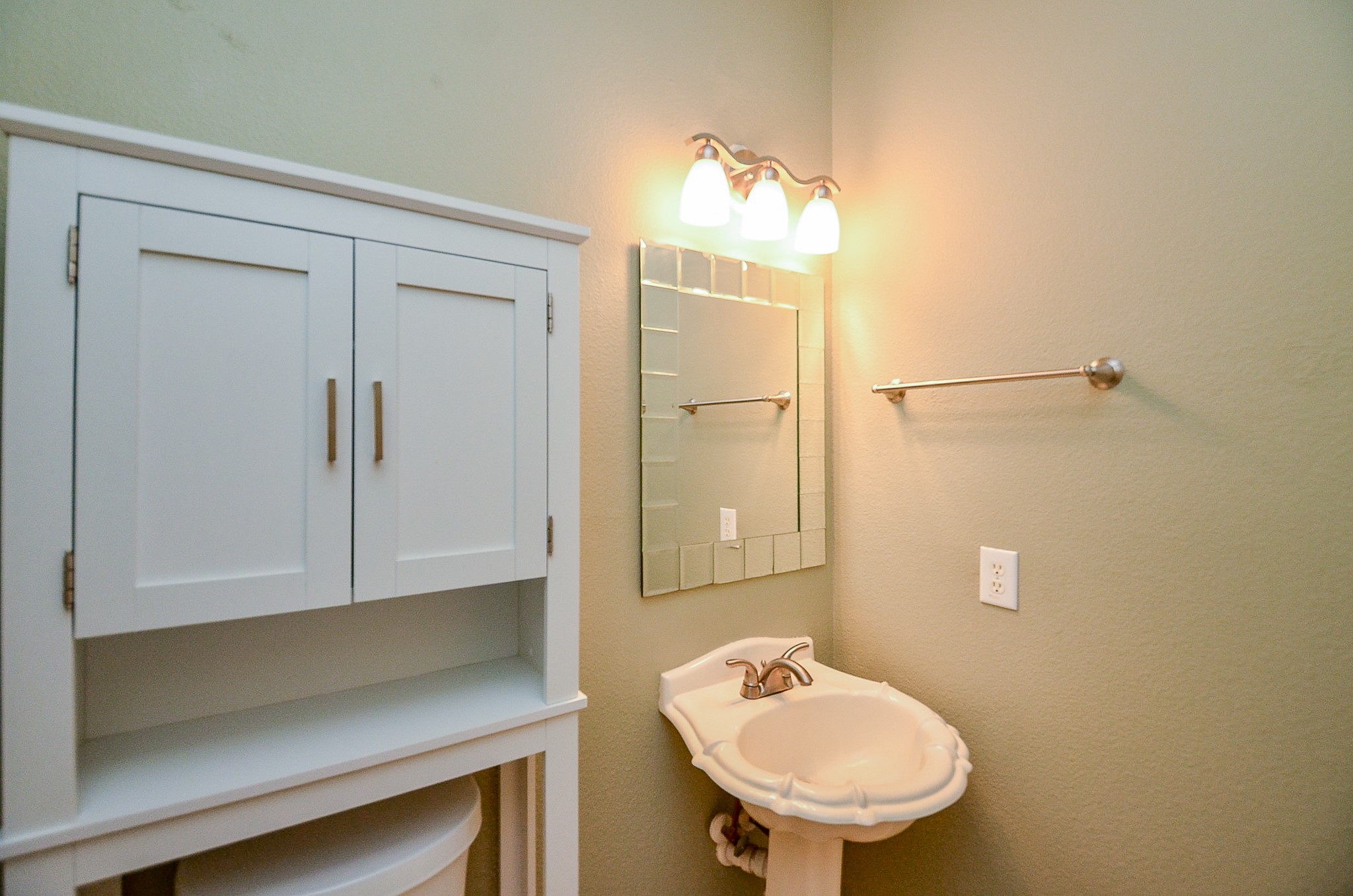 1222 Ragsdale Lane Katy, TX 77494 - Photo 27 of 31 Powder room on the first floor. Pedestal sink, fashionable accent mirror and some additional added storage.