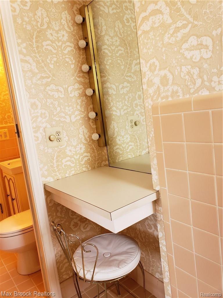 295 Cloverly Road Grosse Pointe, MI 48236 - Photo 35 of 40 Vanity space