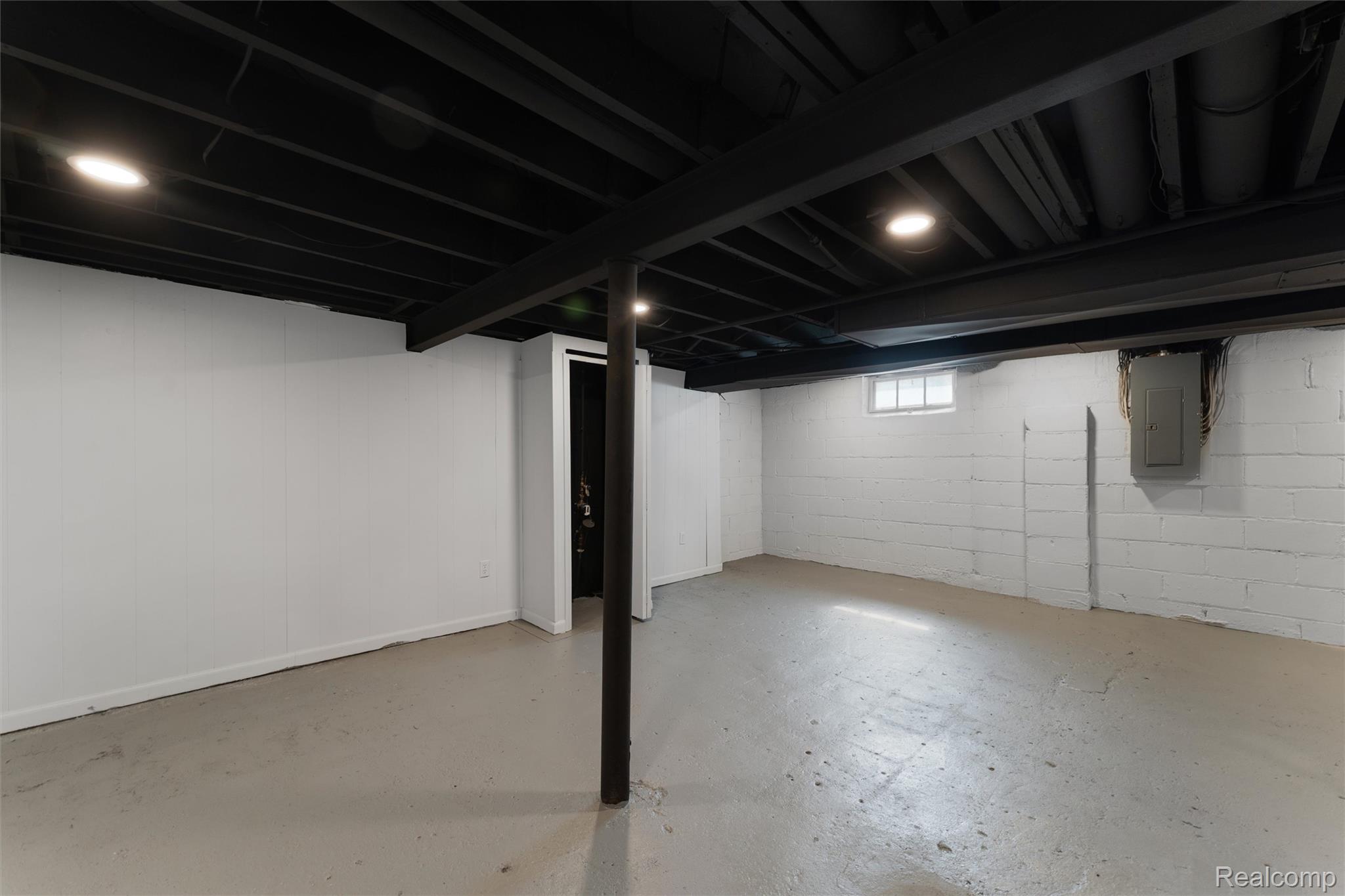917 Perry Street Pontiac, MI 48340 - Photo 27 of 37 Below grade area with electric panel