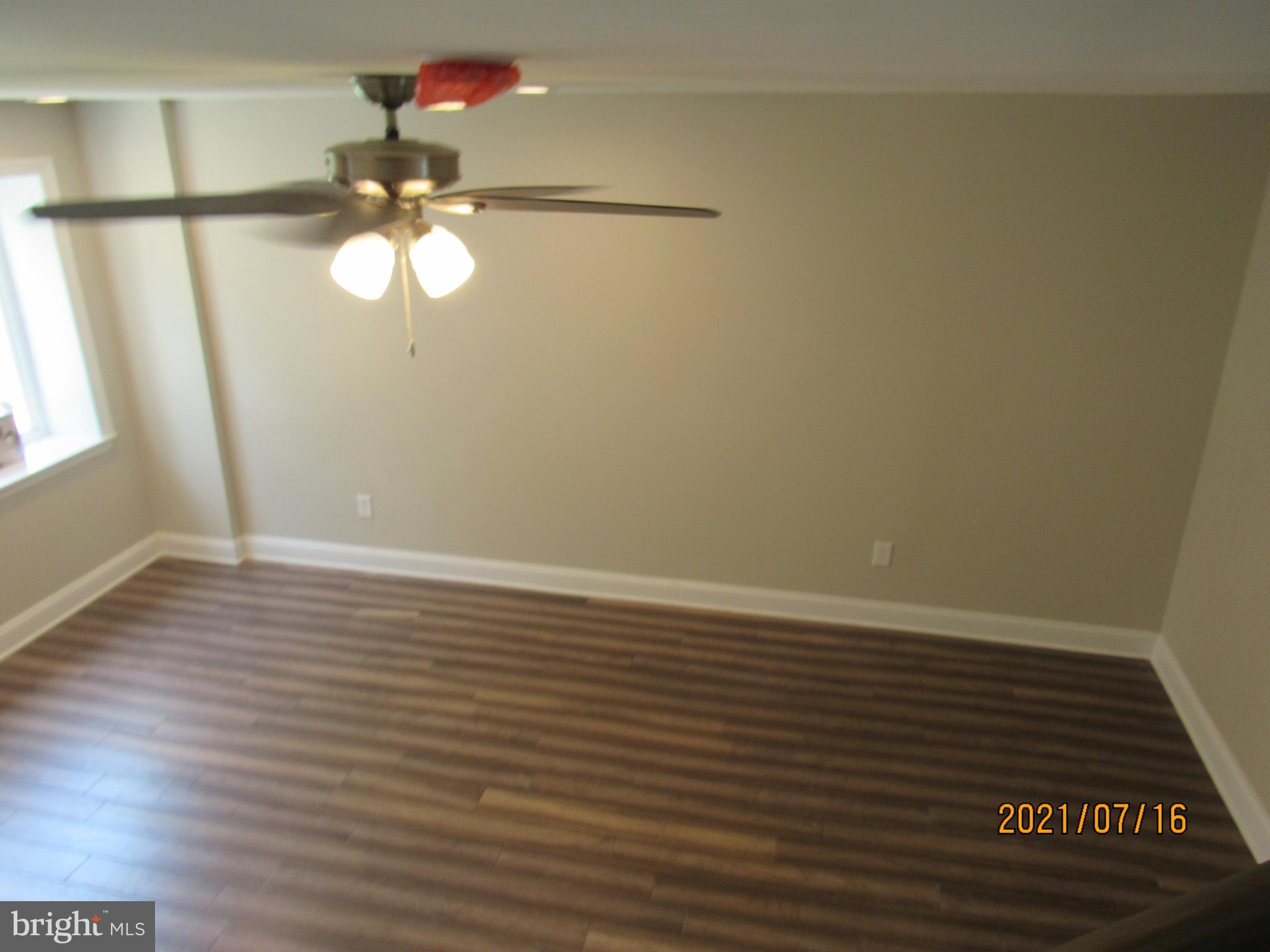6318 Foxhill Road Philadelphia, PA 19120 - Photo 25 of 36 Living Room
