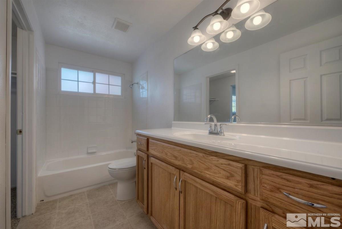 1645 Wyoming Avenue Reno, NV 89503 - Photo 20 of 28 a bathroom with a tub a sink and mirror