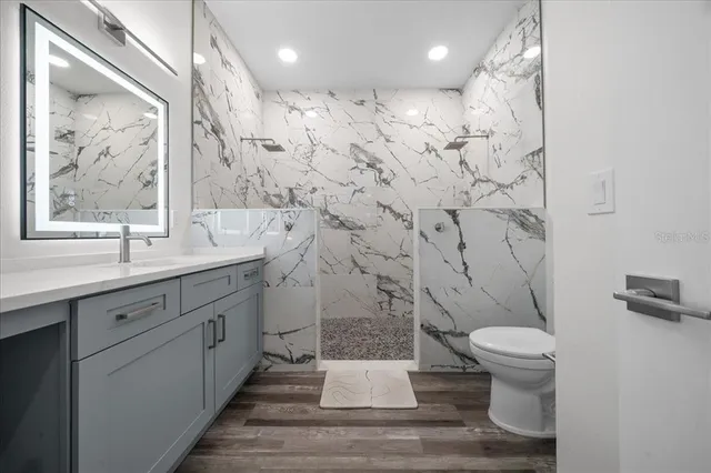 a view of a house with backyard and tree