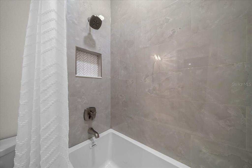252 Malauka Road Ocklawaha, FL 32179 - Photo 37 of 78 a bathroom with a bathtub