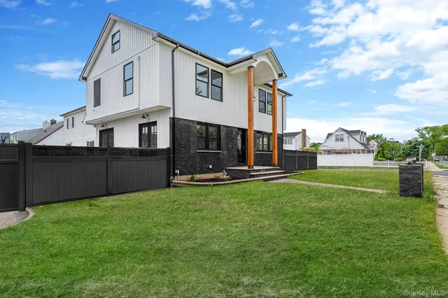 a view of a house with backyard