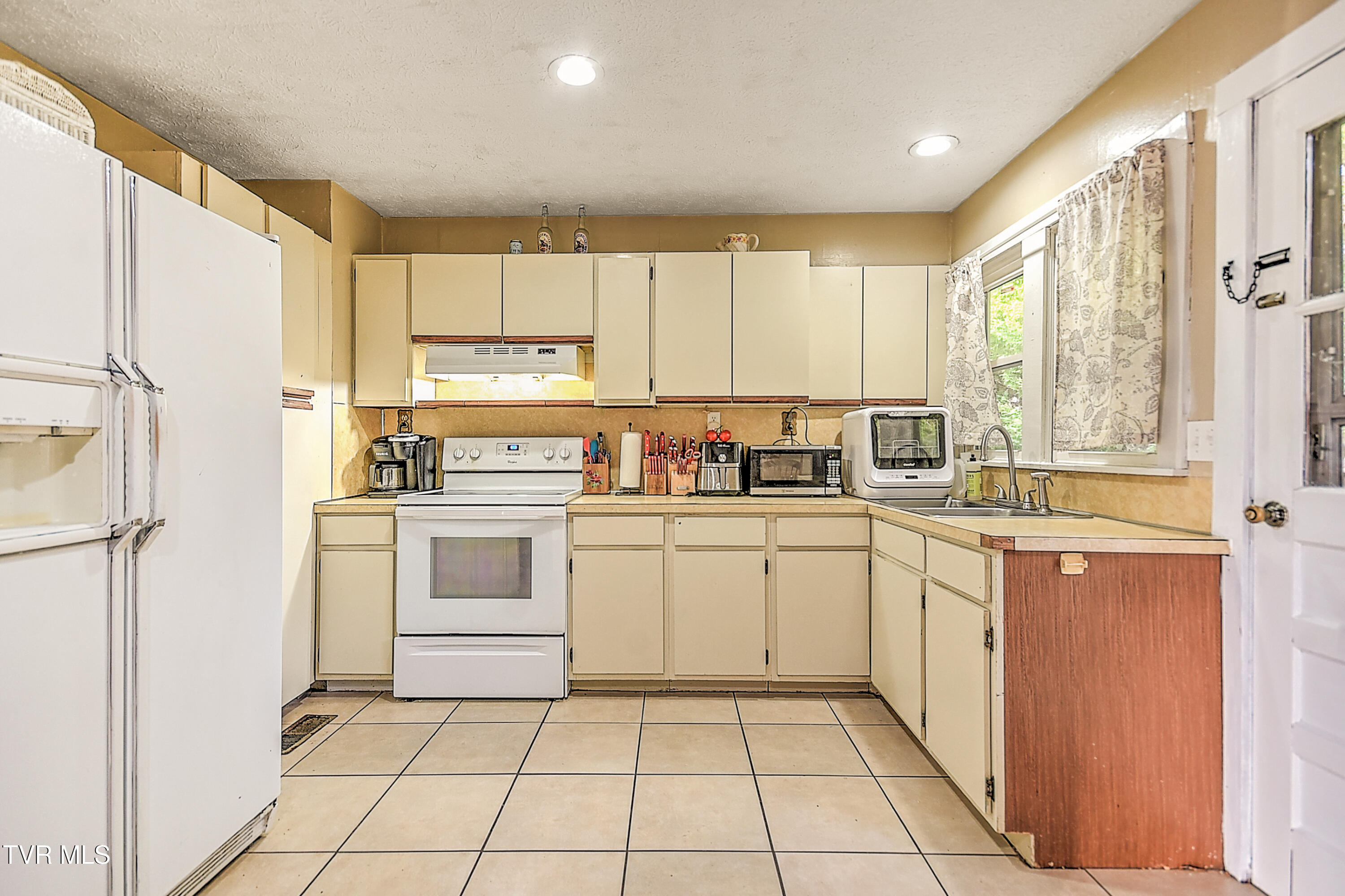 204 Lucy Road Kingsport, TN 37660 - Photo 8 of 41 204 Lucy DP-8