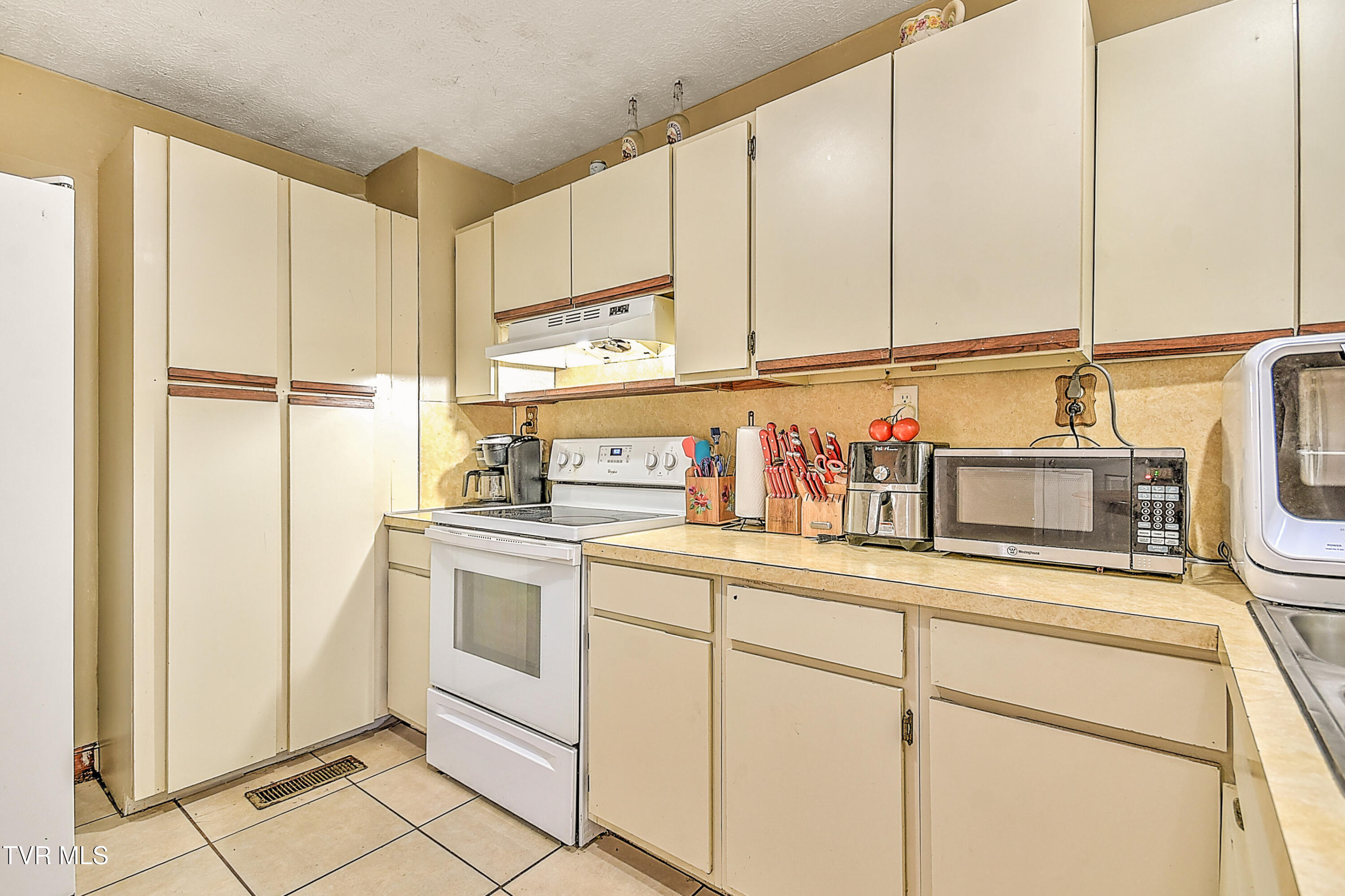204 Lucy Road Kingsport, TN 37660 - Photo 10 of 41 204 Lucy DP-10