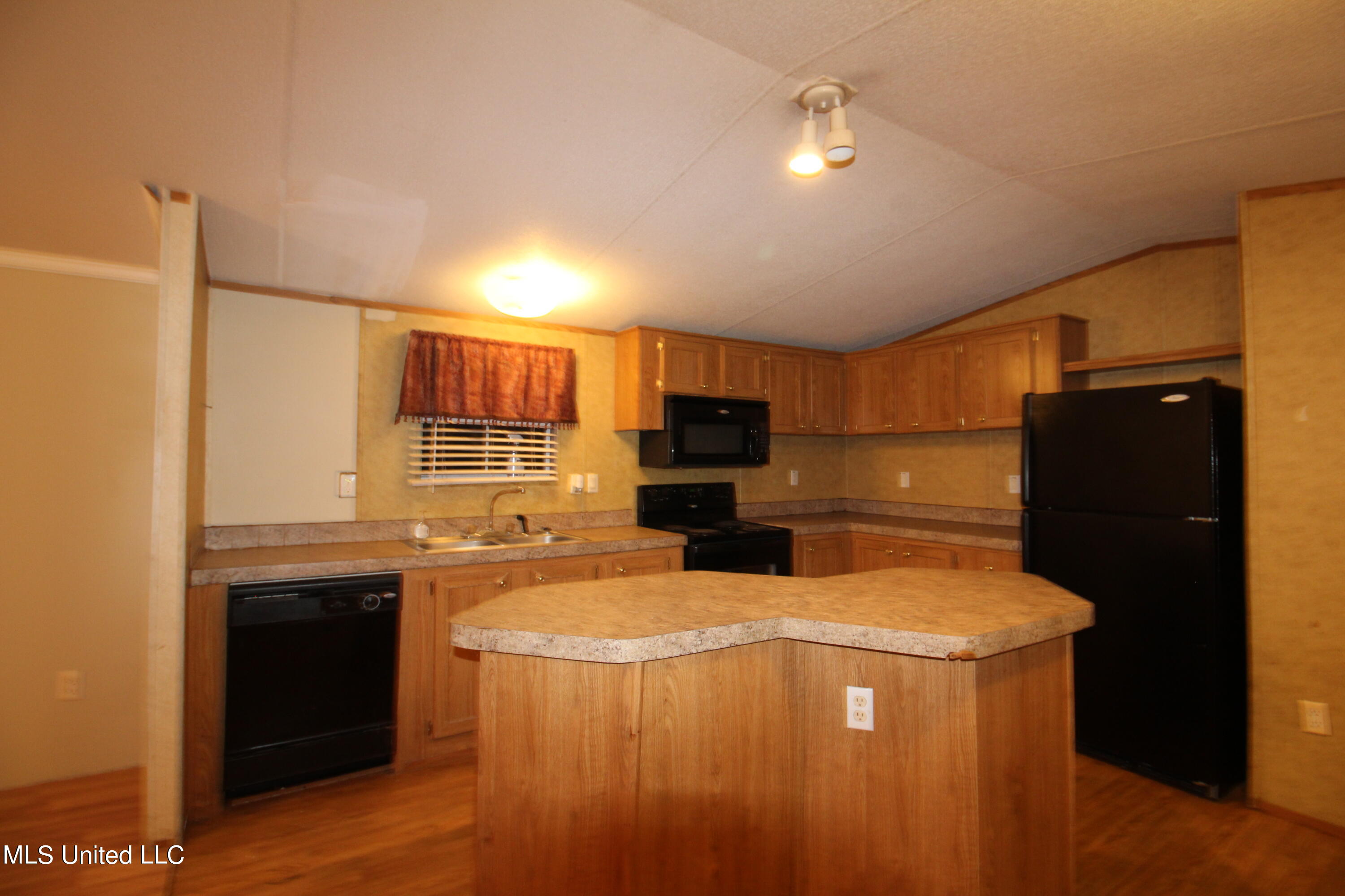 15300 Hardy Waltman Road Moss Point, MS 39562 - Photo 3 of 13 IMG_3085