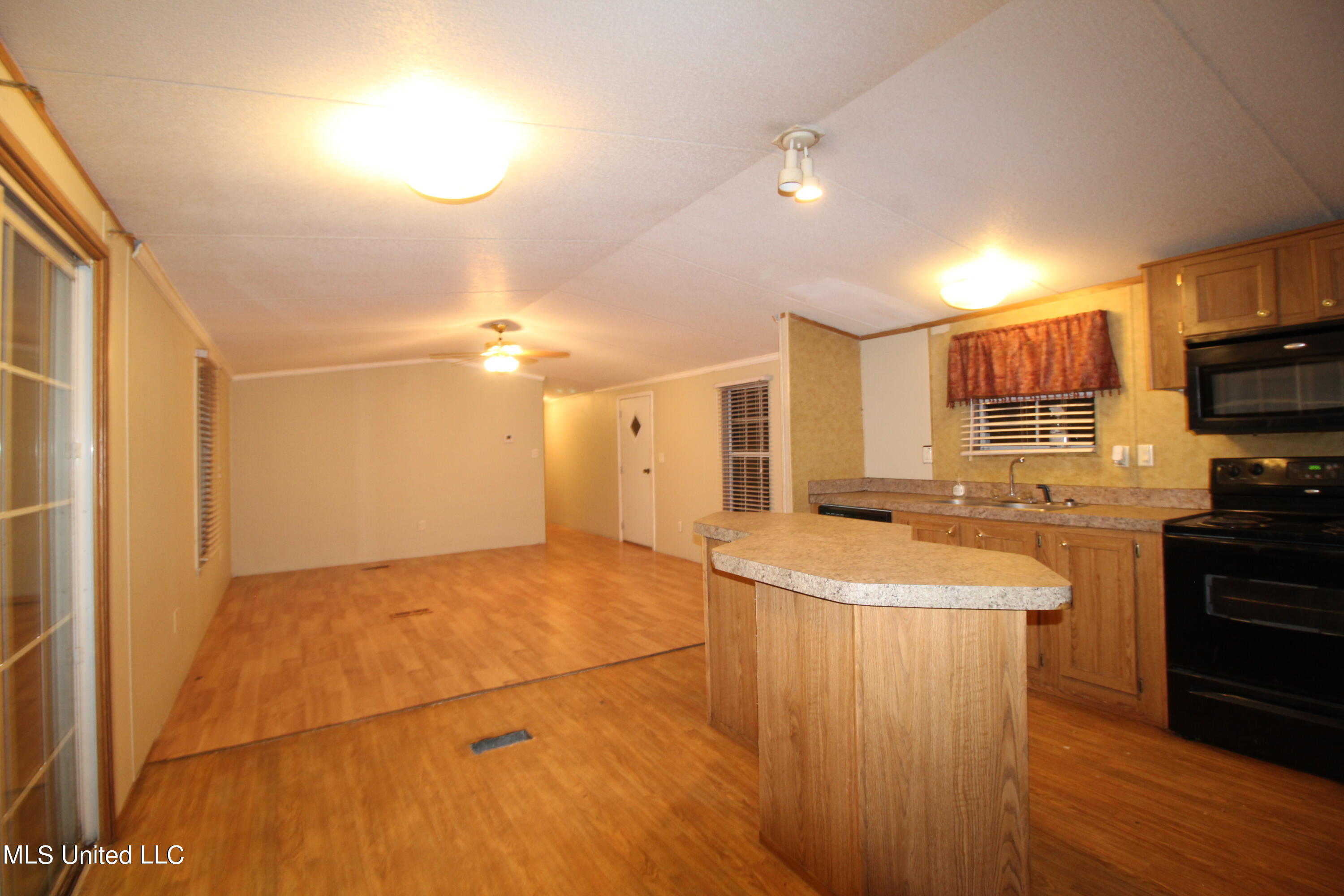 15300 Hardy Waltman Road Moss Point, MS 39562 - Photo 4 of 13 IMG_3084