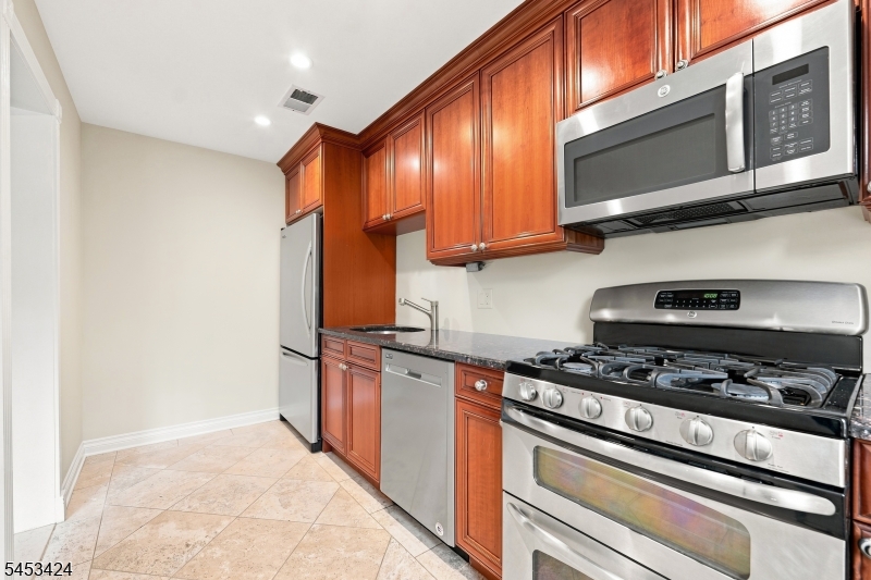 67 New England Avenue, Unit 71D Summit, NJ 07901 - Photo 11 of 25 Gallery Image 11