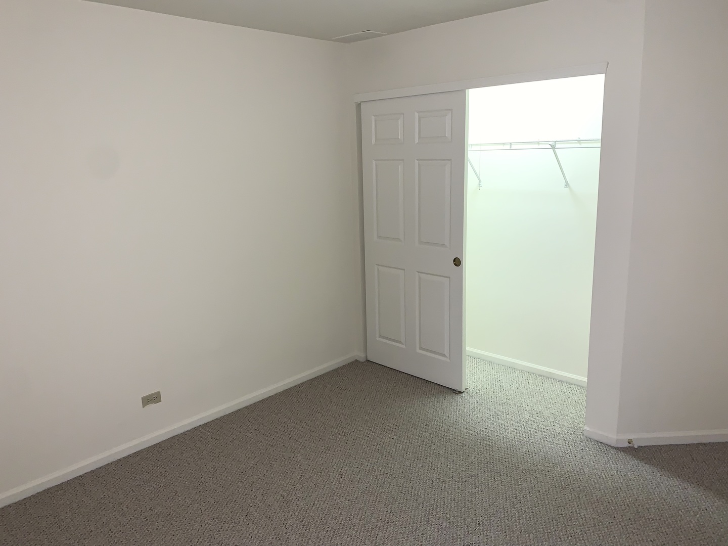 17870 Braewick Road Gurnee, IL 60031 - Photo 15 of 28 an empty room with a bench