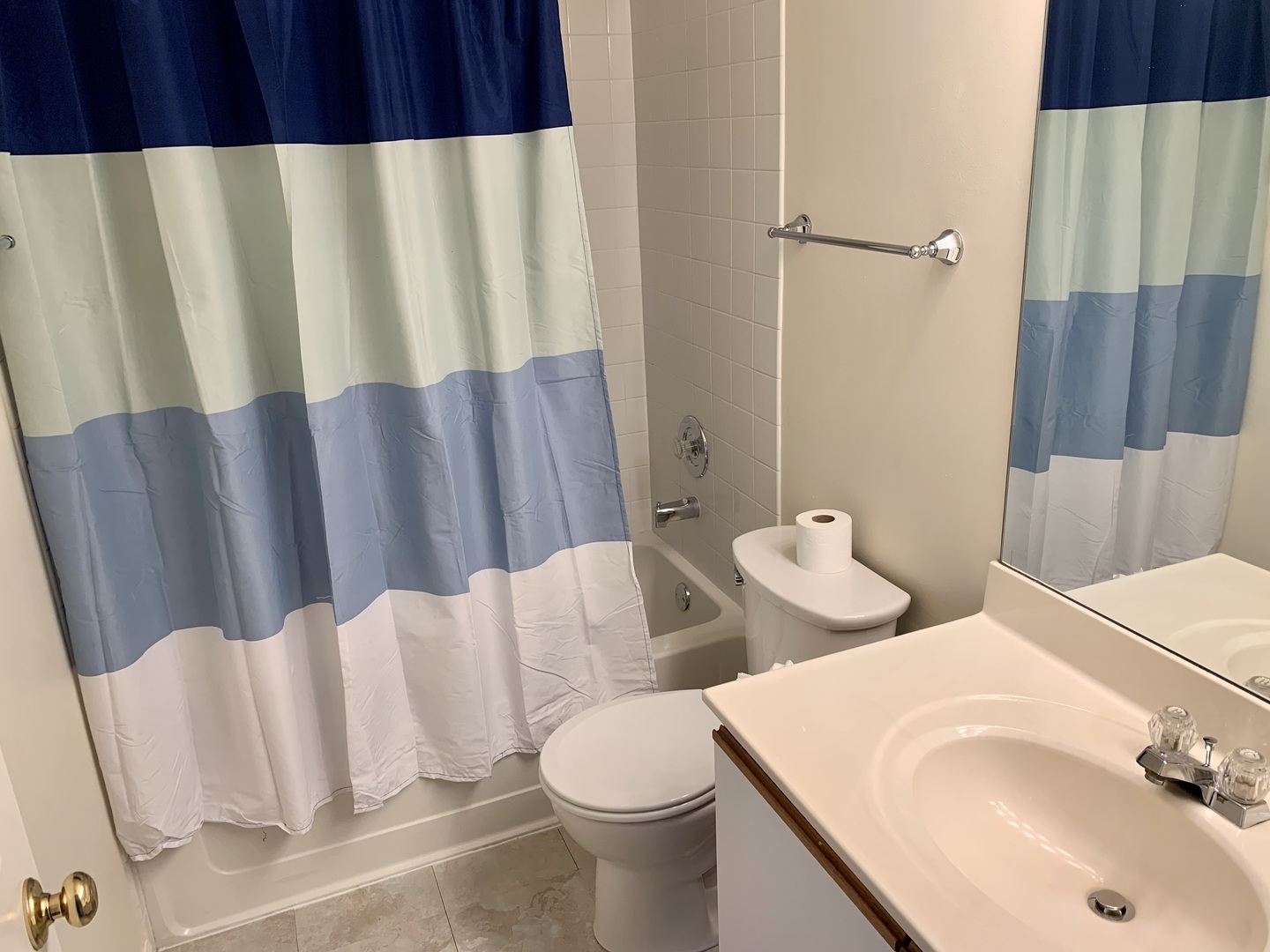 17870 Braewick Road Gurnee, IL 60031 - Photo 17 of 28 a bathroom with a sink and toilet