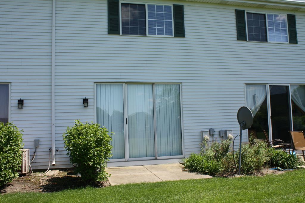 17870 Braewick Road Gurnee, IL 60031 - Photo 2 of 28 a front view of a house with garden
