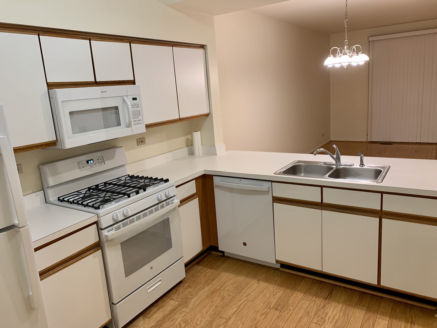17870 Braewick Road Gurnee, IL 60031 - Photo 9 of 28 a kitchen with cabinets and appliances