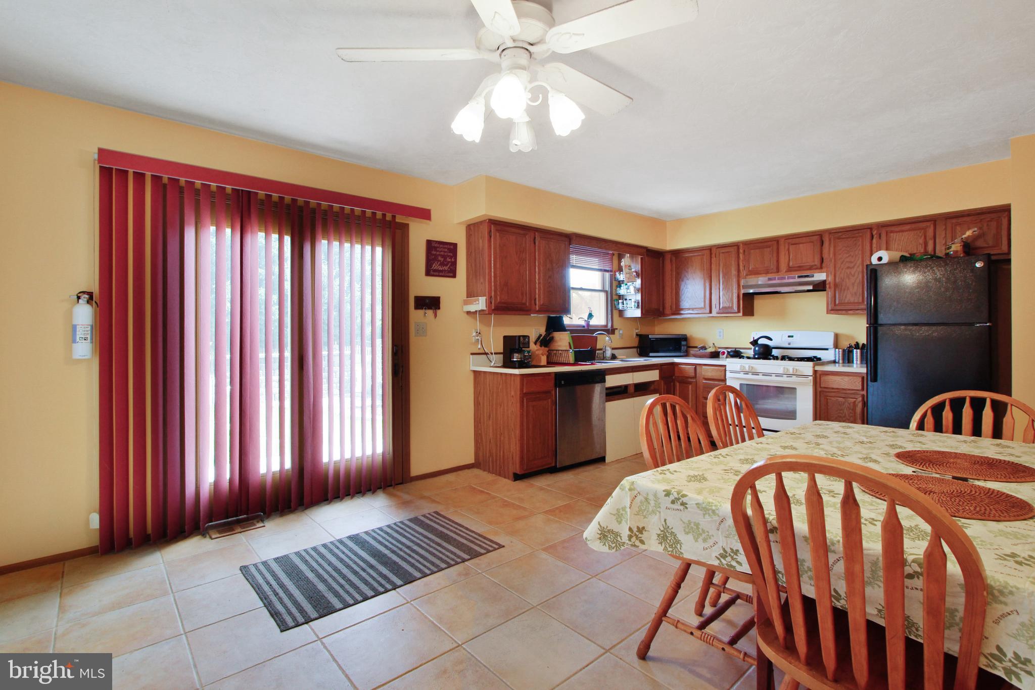 224 Georgetown Court Hanover, PA 17331 - Photo 7 of 22 Kitchen/Dining Combo