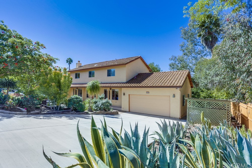 2725 Alta Vista Drive Fallbrook, CA 92028 - Photo 5 of 50 a front view of a house with a garden
