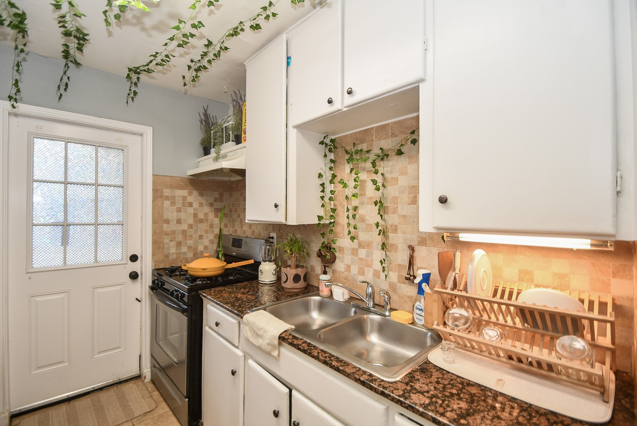 4623 Yupon Street, Unit 3 Houston, TX 77006 - Photo 8 of 18 a kitchen with stainless steel appliances granite countertop a sink stove and cabinets