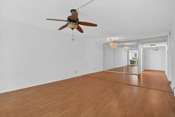 a view of empty room with a ceiling fan