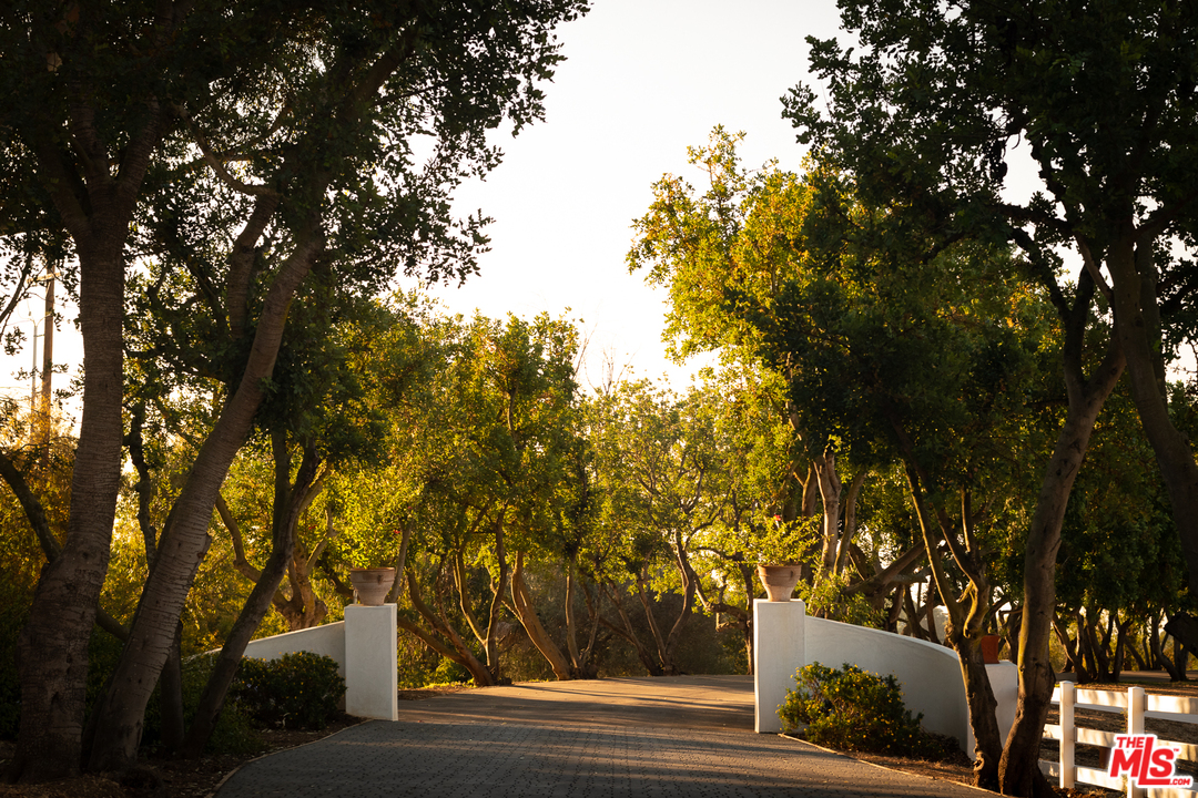 17 Crest Road East Rolling Hills, CA 90274 - Photo 6 of 31