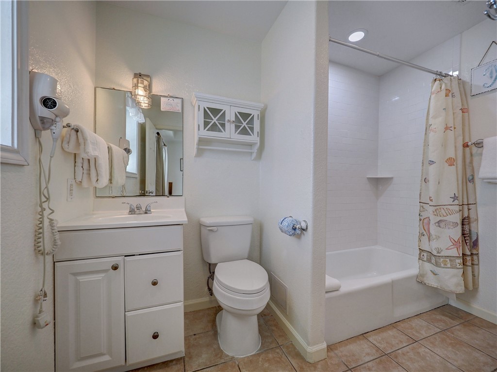 700 Island Retreat Road, Unit 37 Port Aransas, TX 78373 - Photo 16 of 34 a bathroom with a toilet sink and a bathtub