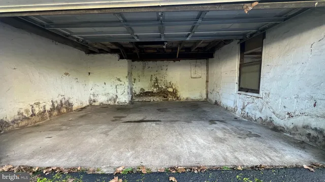 a view of a garage