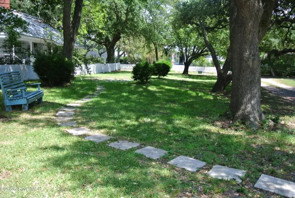 $2,200 | 111 Live Oak Street, Beaufort, NC 28516