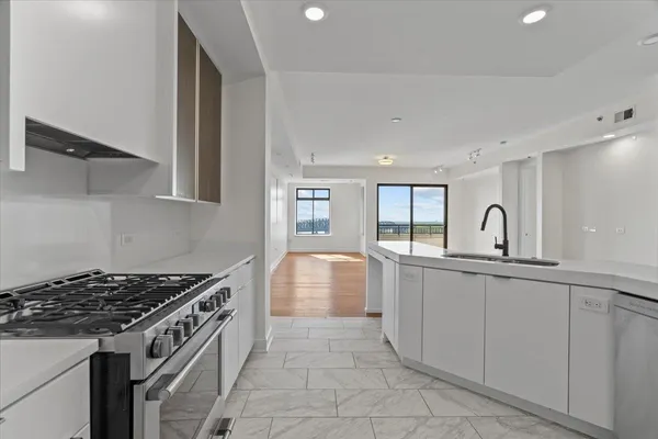 $573,000 | 717 Riverside Drive, Unit 906, Memphis, TN 38103