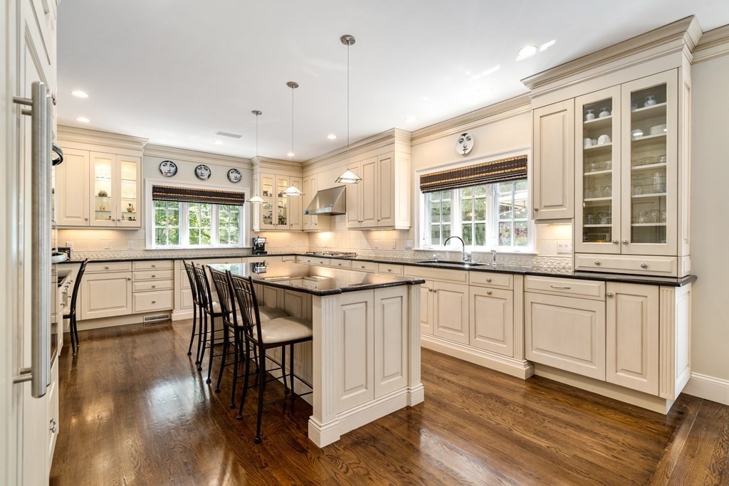 174 Bristol Road Wellesley, MA 02481 - Photo 5 of 42
