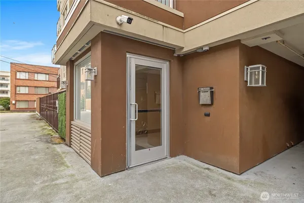 $325,000 | 500 5th Avenue West, Unit 306, Seattle, WA 98119