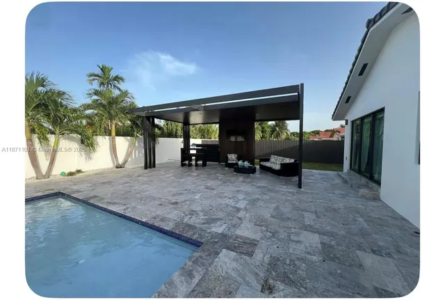 a view of a back yard