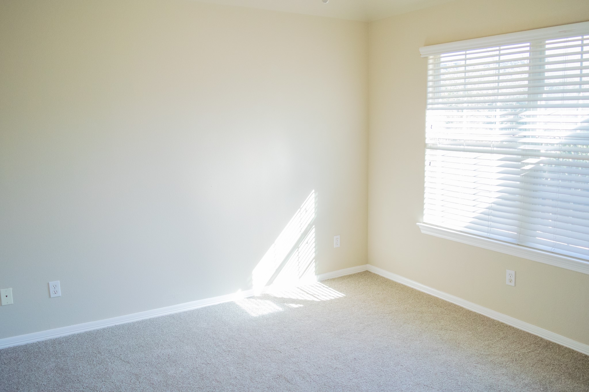9224 Rodney Ray Boulevard, Unit 18 Houston, TX 77040 - Photo 21 of 27 an empty room with a window