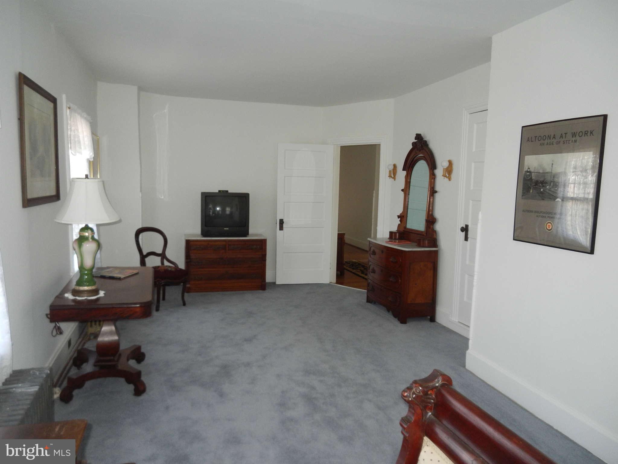 5815 Rowland Hill Road Cascade, MD 21719 - Photo 13 of 30 a living room with furniture