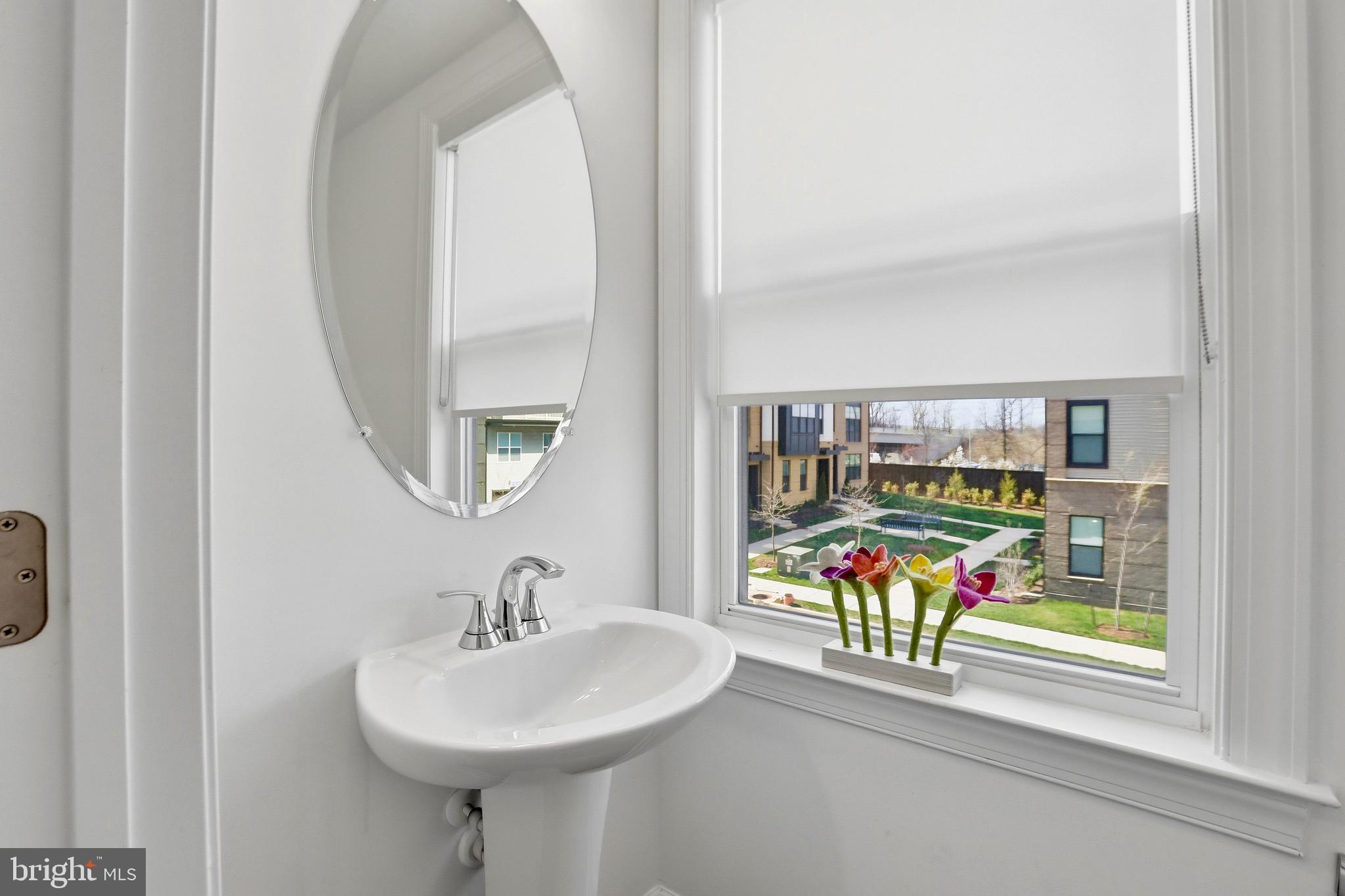 4965 Longmire Way Chantilly, VA 20151 - Photo 10 of 41 a bathroom with a sink a mirror and a bathtub