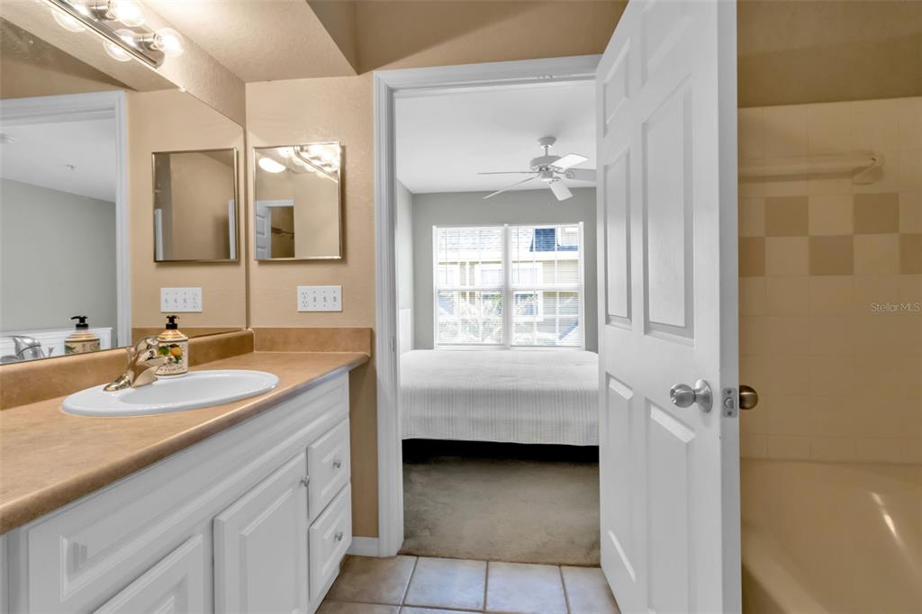 5541 Rosehill Road, Unit 202 Sarasota, FL 34233 - Photo 29 of 47