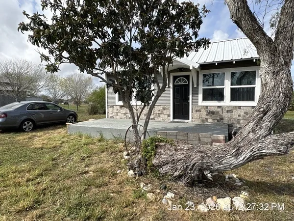 a view of a house with backyard
