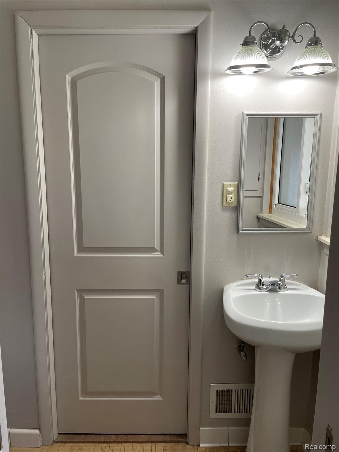 24774 Ridgecroft Avenue Eastpointe, MI 48021 - Photo 22 of 26 IMG_9638.JPG