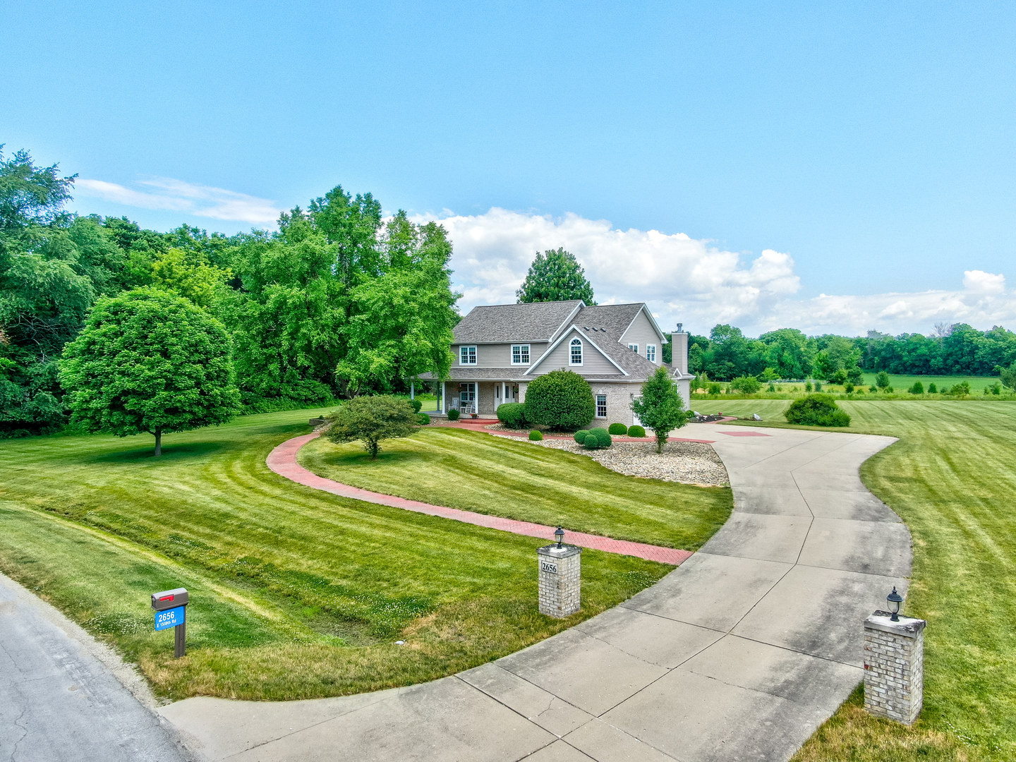 2656 East 1559th Road Ottawa, IL 61350 - Photo 4 of 49 a view of a swimming pool with a yard