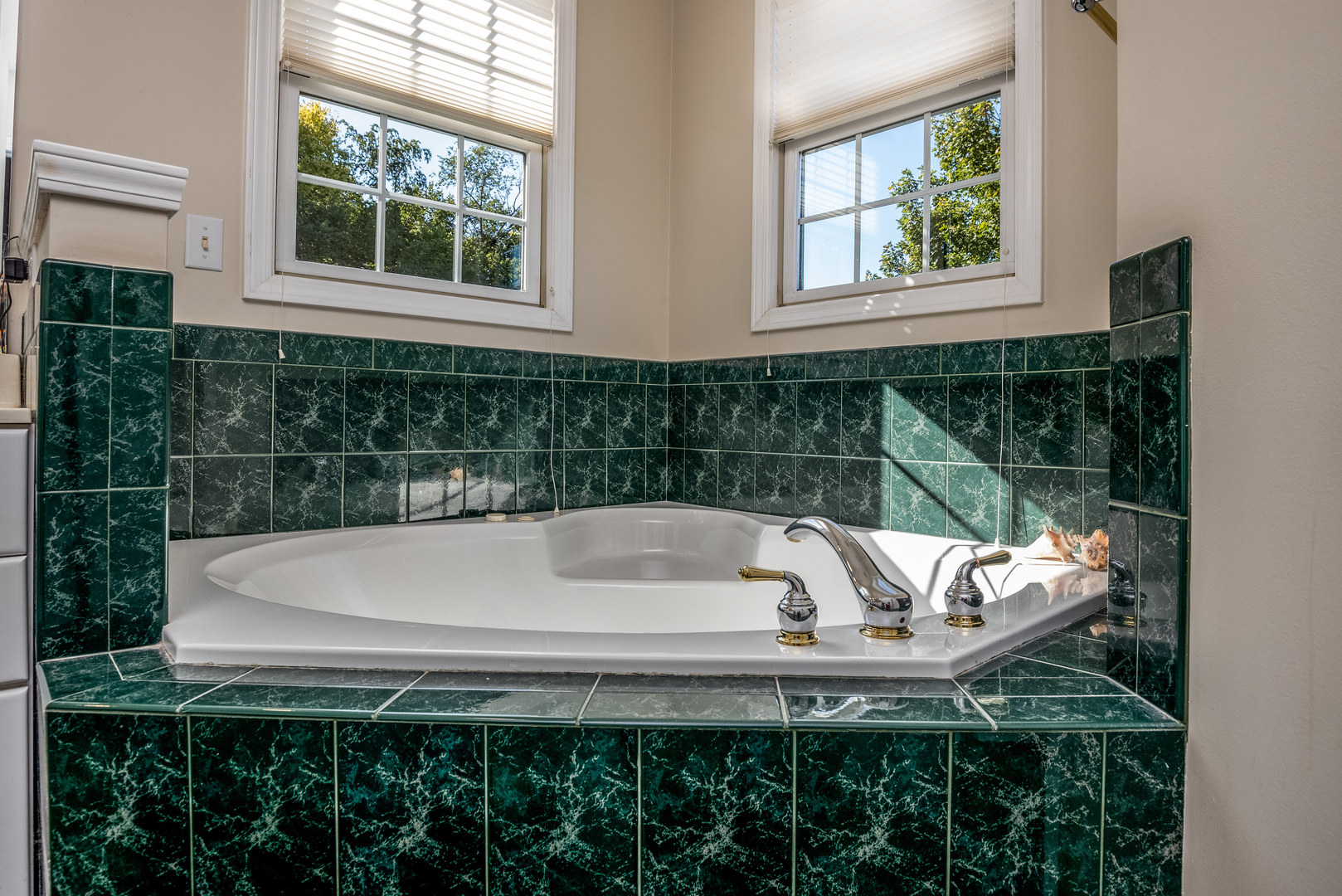 2656 East 1559th Road Ottawa, IL 61350 - Photo 34 of 49 a bathroom with a bathtub and window