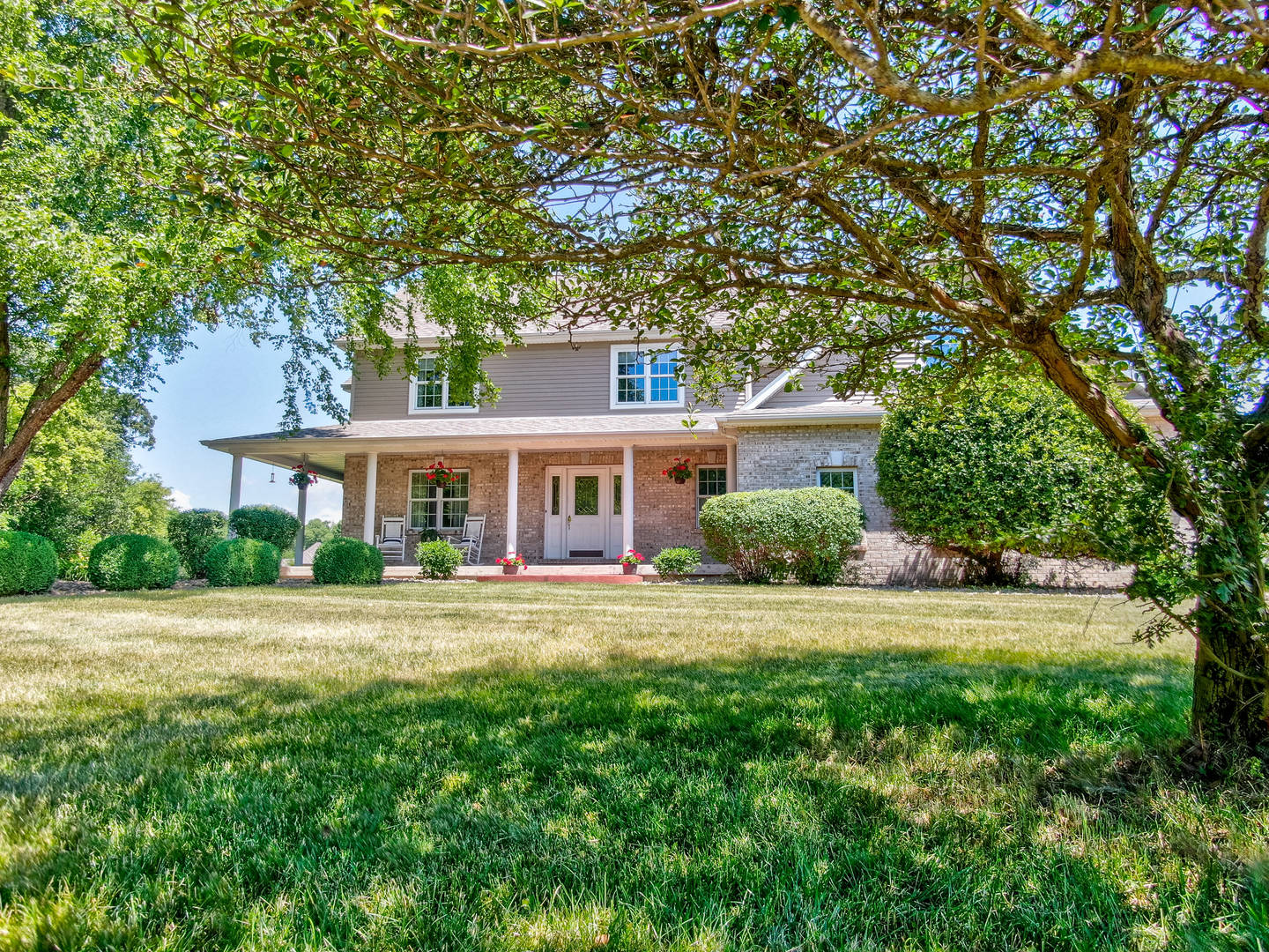 2656 East 1559th Road Ottawa, IL 61350 - Photo 48 of 49 a front view of a house with a garden