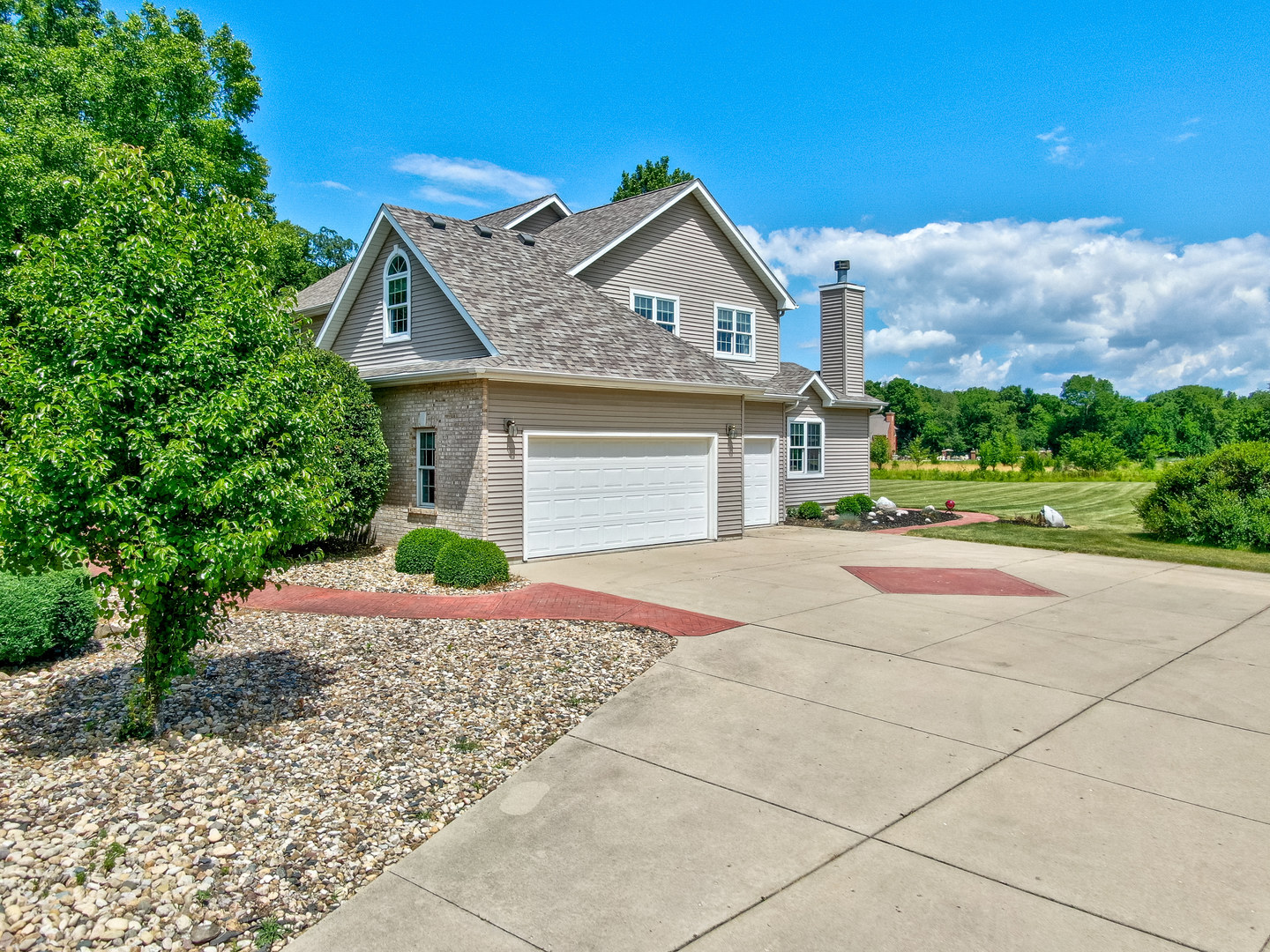 2656 East 1559th Road Ottawa, IL 61350 - Photo 7 of 49 a front view of a house with a yard and garage