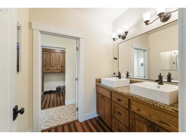 a en suite bathroom with a sink and a mirror