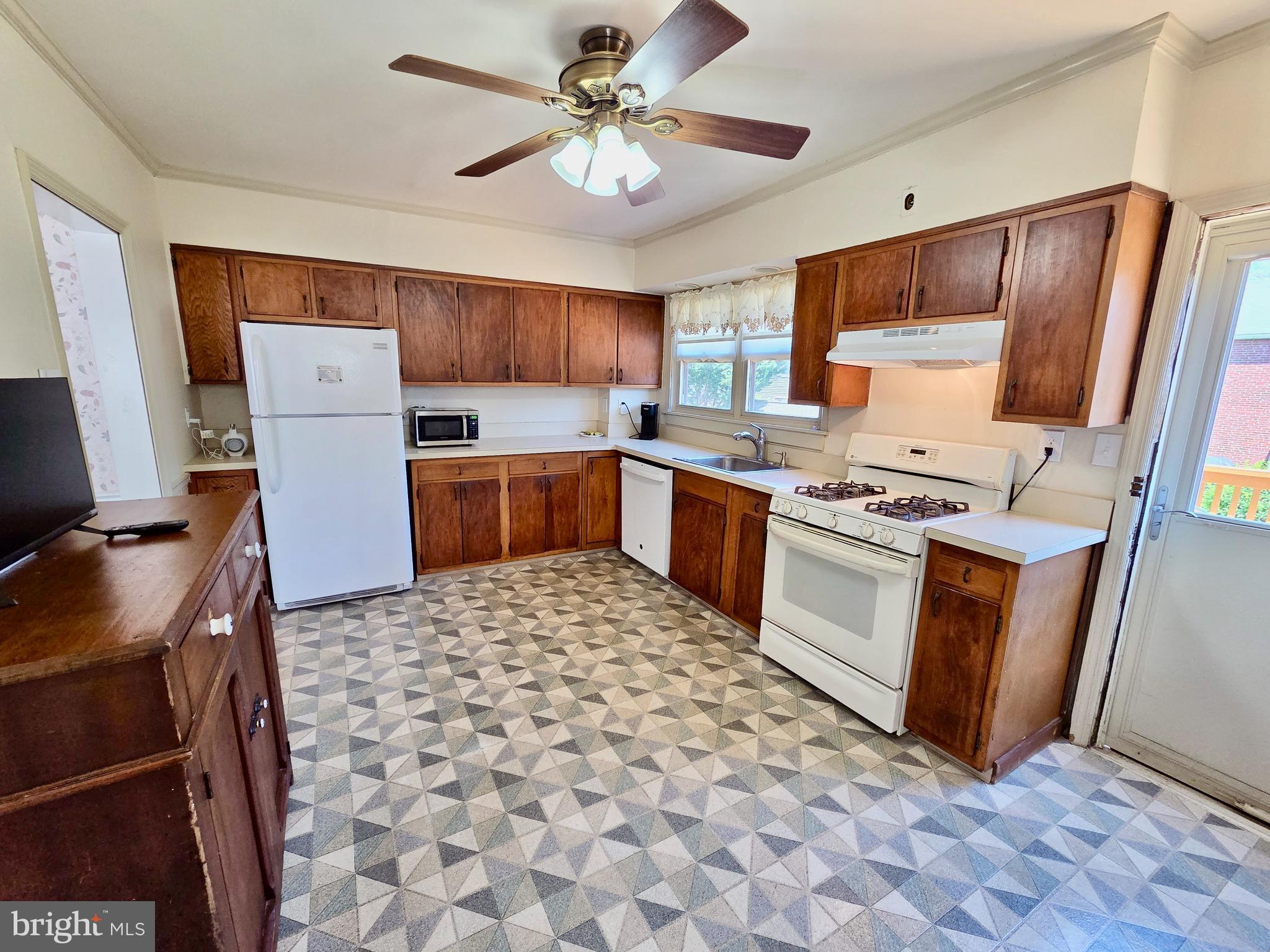 41 Wayne Avenue Springfield, PA 19064 - Photo 10 of 25 Kitchen