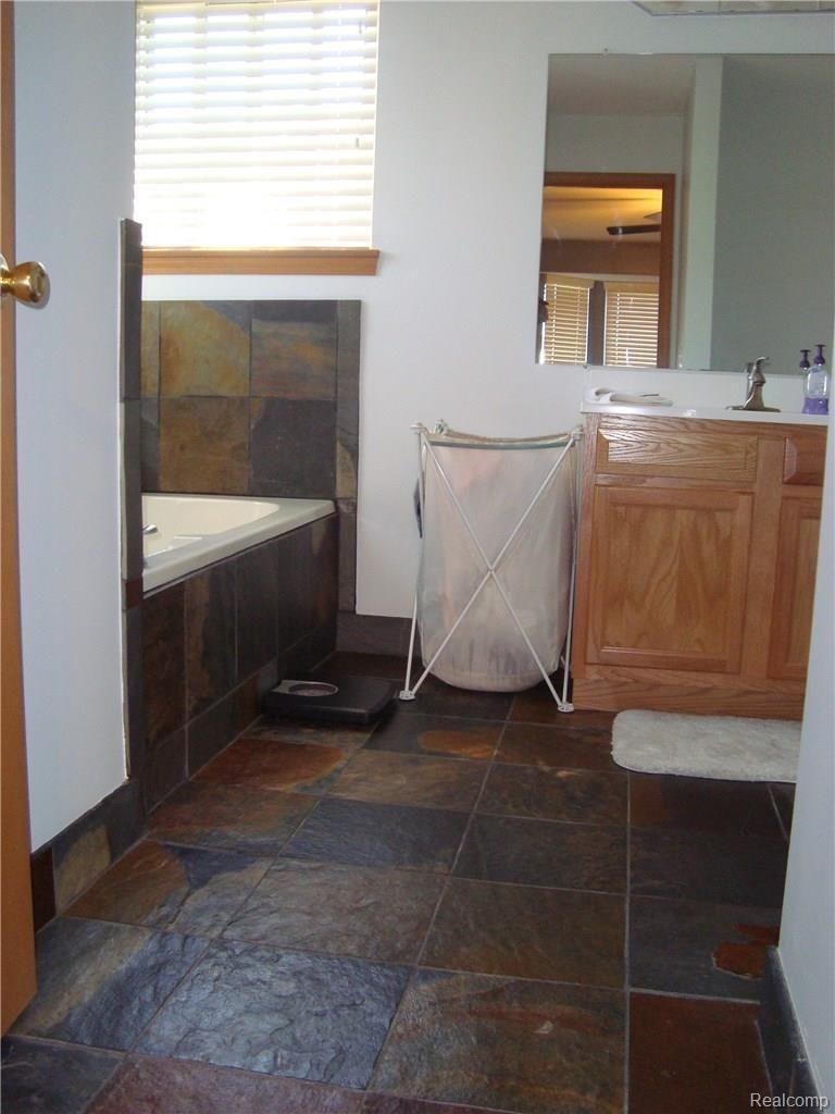 46258 Rocker Drive Macomb, MI 48044 - Photo 16 of 29 Master Bath