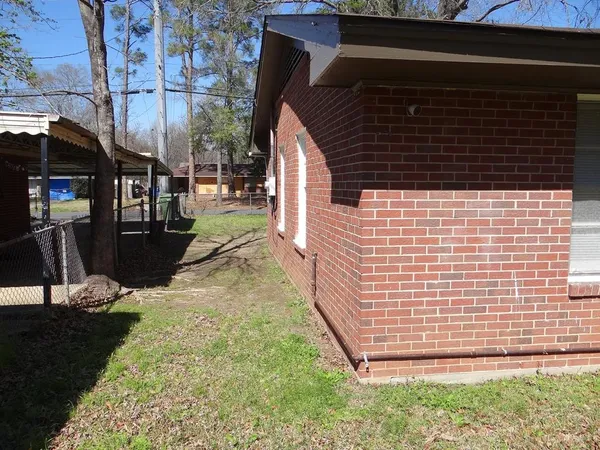 a view of a backyard with pathway