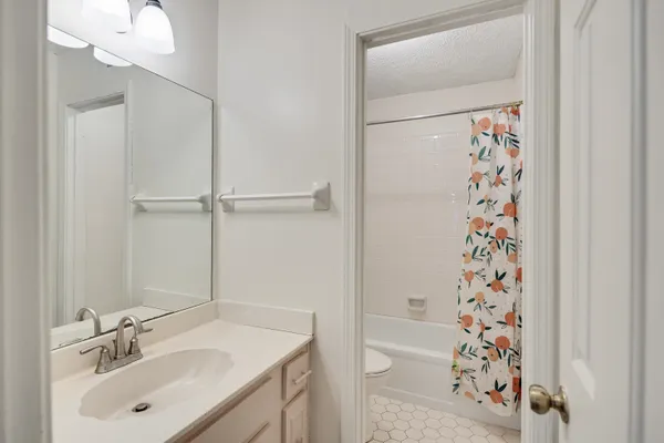 $275,000 | 1675 South Ravenhill Drive, Unit 19, Germantown, TN 38138