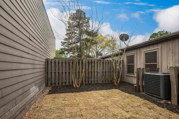 $275,000 | 1675 South Ravenhill Drive, Unit 19, Germantown, TN 38138