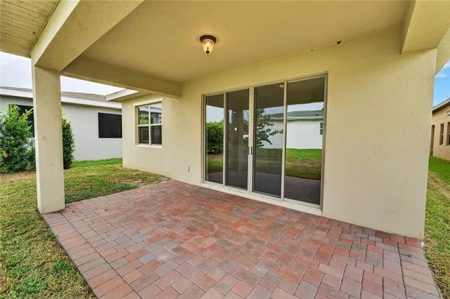 a view of a house with backyard and tree