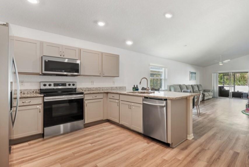 979 Pearly Ridge Lane Lakeland, FL 33809 - Photo 9 of 29 Gallery Image 9
